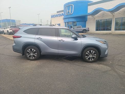 Used 2021 Toyota Highlander XLE AWD/4WD image 6