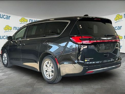 Used 2023 Chrysler Pacifica Touring-L image 4