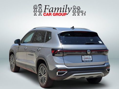 Used 2025 Volkswagen Taos SE FWD image 4