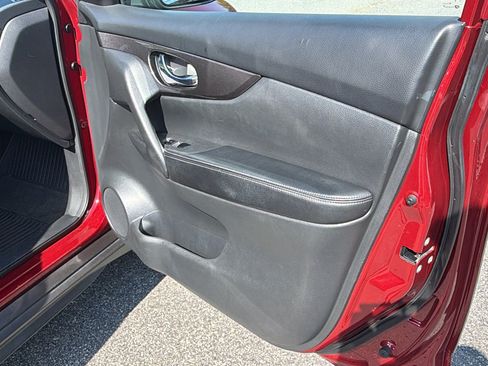 Used 2019 Nissan Rogue SV AWD/4WD image 16