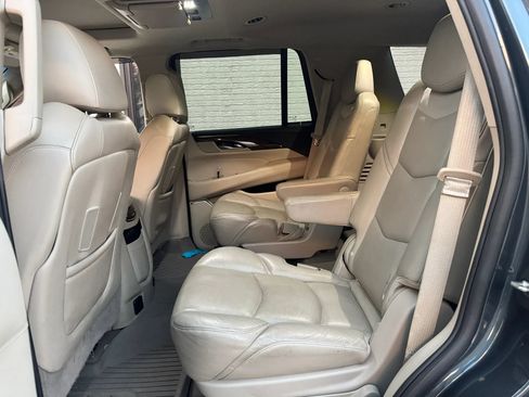 Used 2019 Cadillac Escalade Luxury AWD/4WD image 12