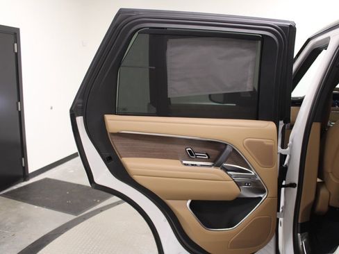 Used 2025 Land Rover Range Rover SE image 35