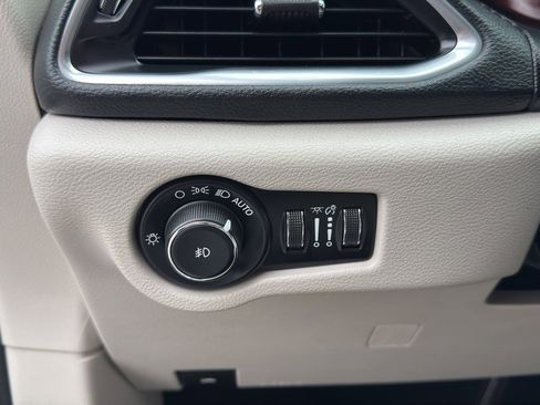 Used 2020 Chrysler Pacifica Limited image 14