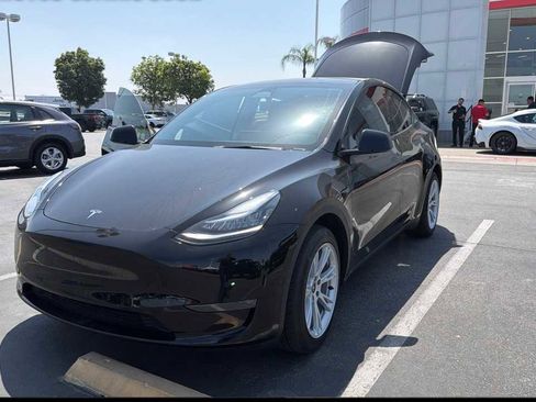 Used 2022 Tesla Model Y Long Range AWD/4WD image 1