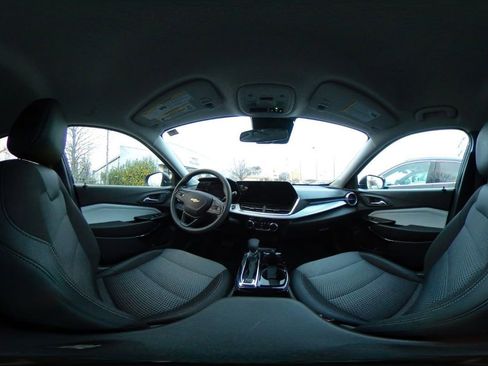 Used 2025 Chevrolet Trax LT image 41