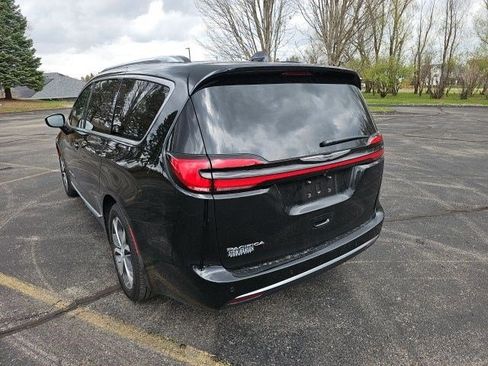 Used 2026 Chrysler Pacifica Pinnacle image 3