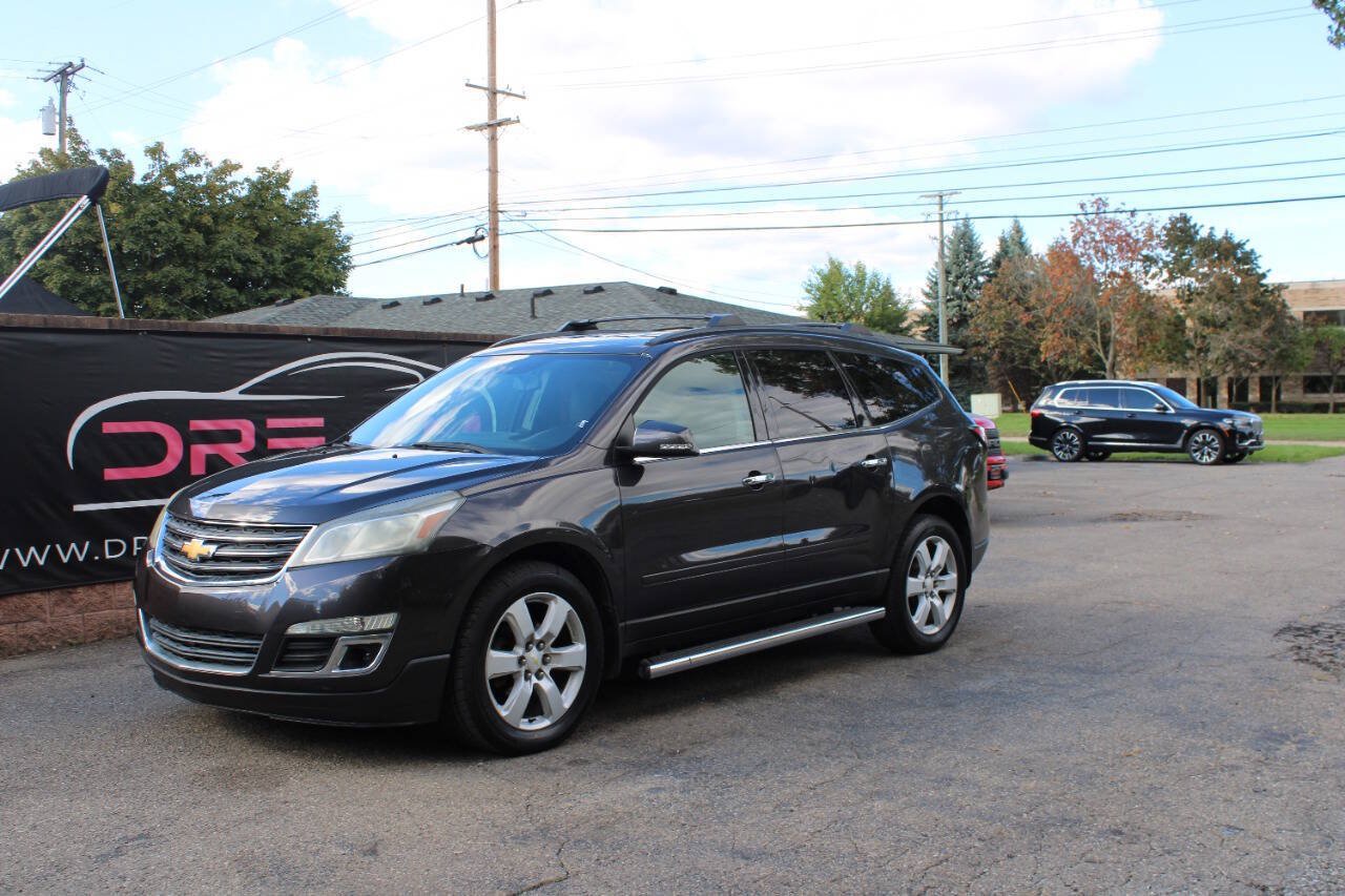 Used 2017 Chevrolet Traverse LT w/ Style and Technology Package FWD image 1