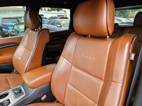 Used 2017 Jeep Grand Cherokee Summit w/ Platinum Series Group AWD/4WD image 18