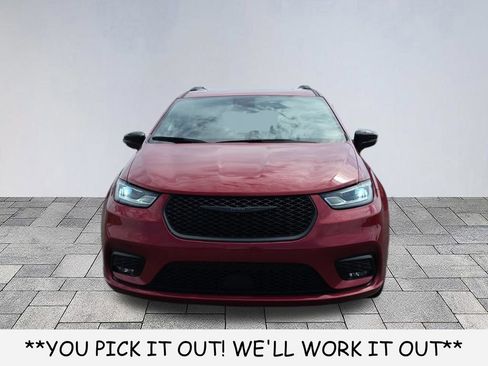 Used 2025 Chrysler Pacifica Limited FWD image 2