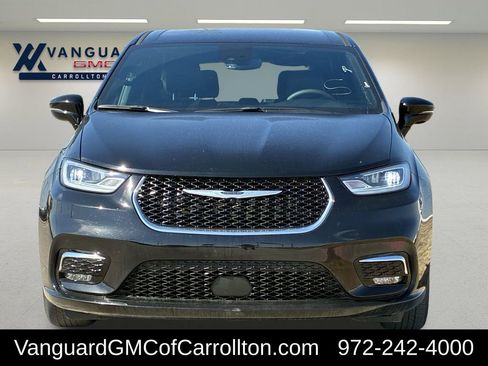 Used 2025 Chrysler Pacifica Select image 9