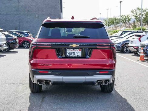 Used 2025 Chevrolet Traverse LT image 6