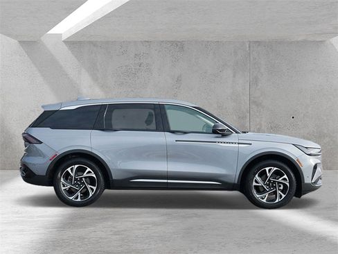 Used 2024 Lincoln Nautilus Premier w/ Equipment Group 102A image 2