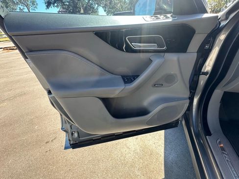 Used 2018 Jaguar F-PACE R-Sport image 32
