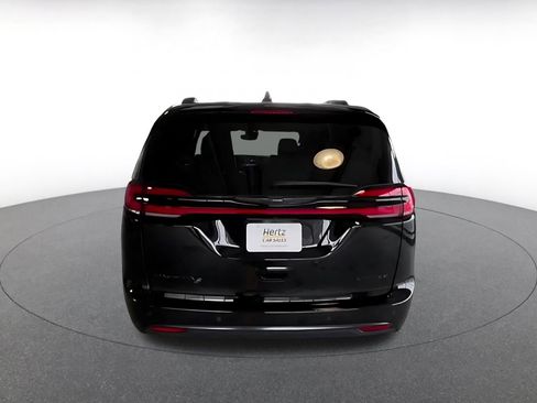 Used 2025 Chrysler Pacifica Limited image 17