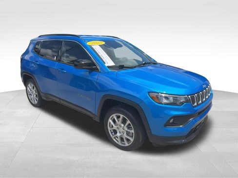 Used 2023 Jeep Compass Latitude AWD/4WD image 2