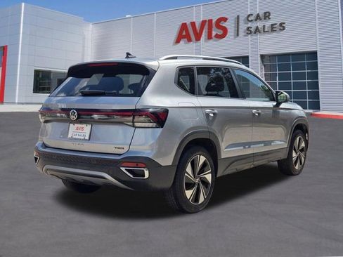 Used 2025 Volkswagen Taos SE AWD/4WD image 6
