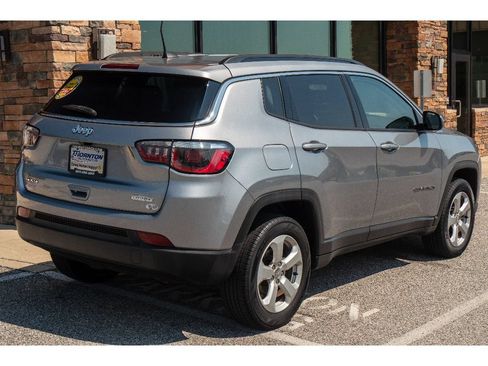 Used 2019 Jeep Compass Latitude w/ Cold Weather Group AWD/4WD image 3