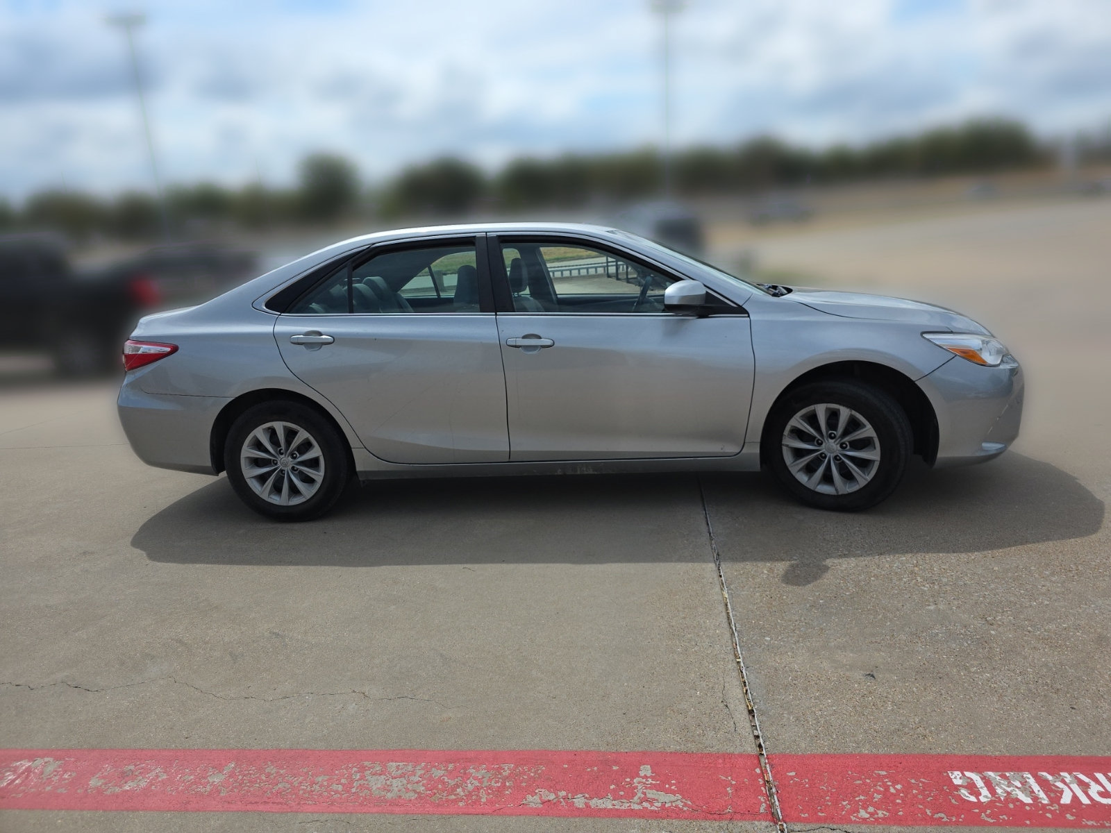Used 2017 Toyota Camry LE FWD image 3