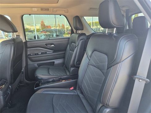 Used 2023 Nissan Pathfinder Platinum image 18