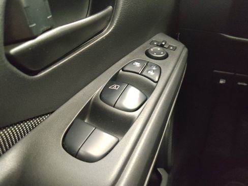 Used 2018 Nissan Kicks S image 27