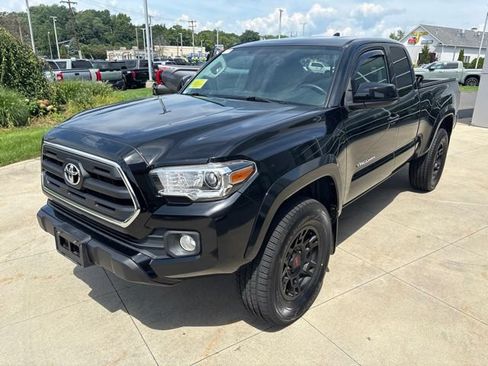 Used 2017 Toyota Tacoma SR5 w/ Tow Package AWD/4WD image 3