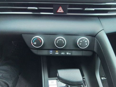 Certified 2025 Hyundai Elantra SE image 14