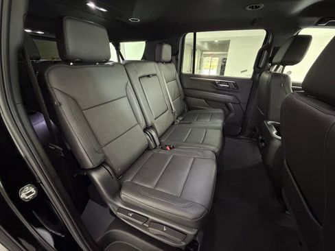 Used 2025 Chevrolet Suburban Z71 image 19