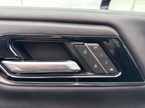 Used 2025 GMC Yukon Denali w/ Denali Reserve Package image 11