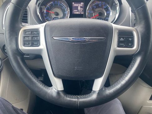Used 2015 Chrysler Town & Country Touring-L w/ Driver Convenience Group image 8