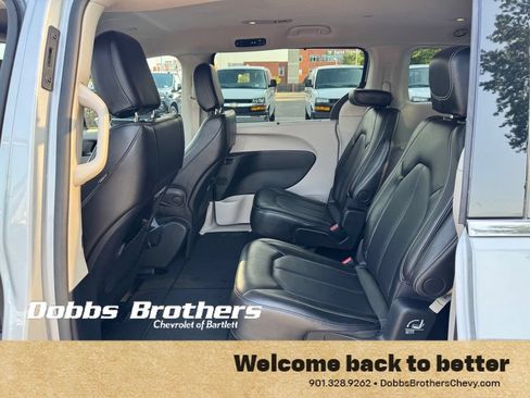 Used 2024 Chrysler Pacifica Touring-L FWD image 34