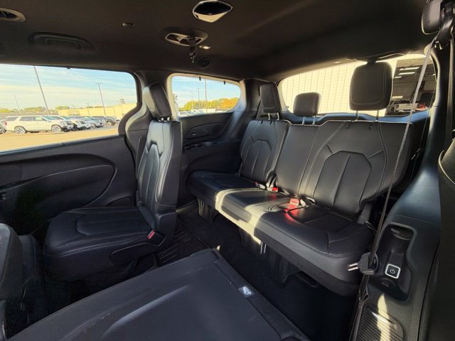 Used 2022 Chrysler Pacifica Touring-L w/ Uconnect Theater Family Group FWD image 15