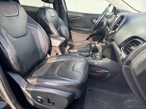 Used 2019 Jeep Cherokee Trailhawk AWD/4WD image 17