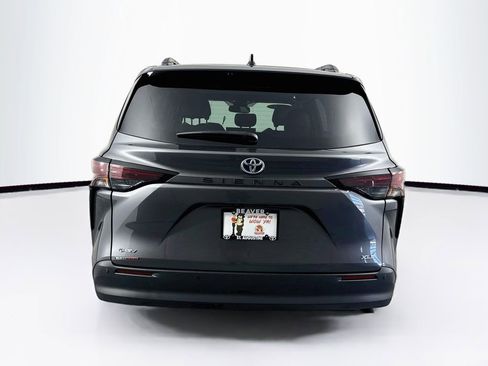 Used 2025 Toyota Sienna XLE FWD image 8