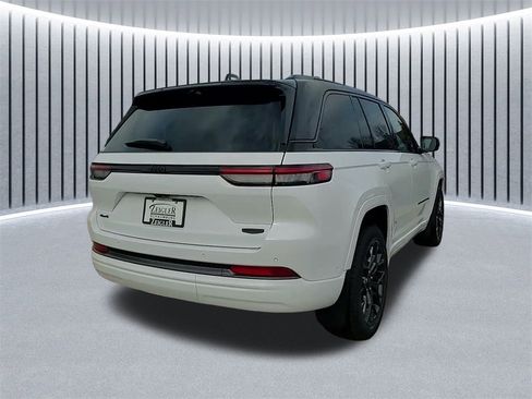 New 2026 Jeep Grand Cherokee Summit image 9