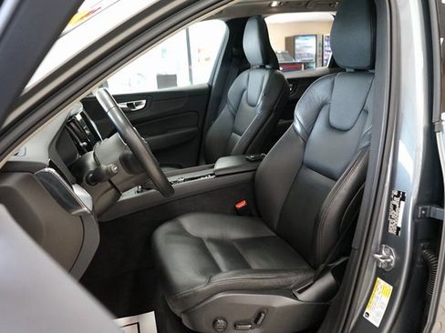 Used 2020 Volvo XC60 T5 Momentum image 2