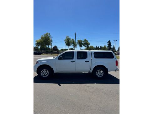 Used 2016 Nissan Frontier SV AWD/4WD image 5
