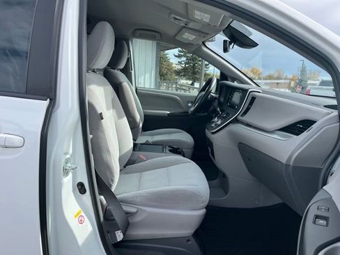 Used 2018 Toyota Sienna LE image 30