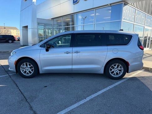 Used 2024 Chrysler Pacifica Touring-L image 2