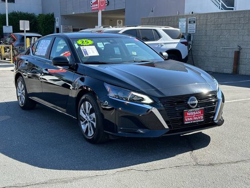 Used 2025 Nissan Altima 2.5 S FWD image 9