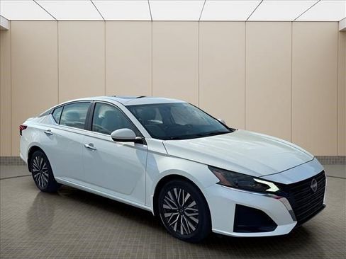 Used 2023 Nissan Altima 2.5 SV w/ SV Premium Package FWD image 2
