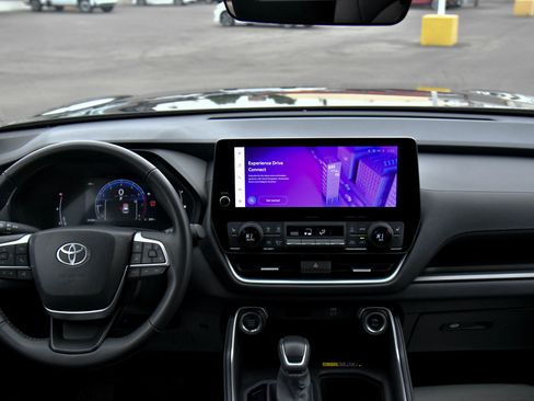 Used 2025 Toyota Grand Highlander AWD image 43