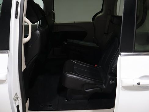 Used 2023 Chrysler Pacifica Touring-L image 18