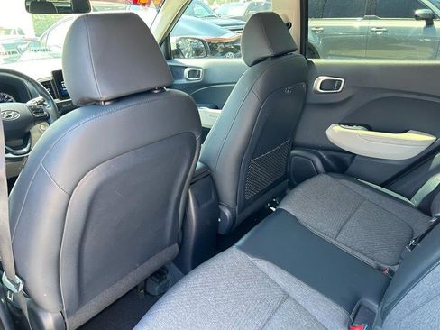 Used 2022 Hyundai Venue Limited FWD image 14