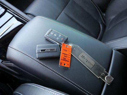 Used 2023 Jeep Grand Cherokee Overland w/ Luxury Tech Group IV AWD/4WD image 48