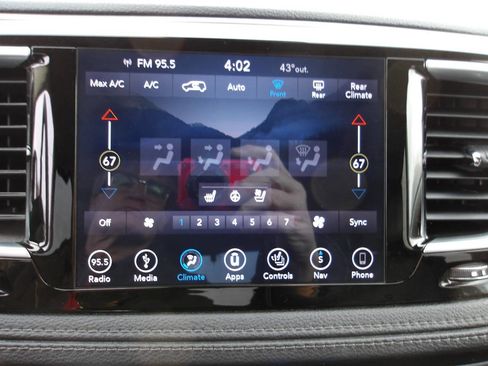 Used 2018 Chrysler Pacifica Limited w/ Tire & Wheel Group image 15