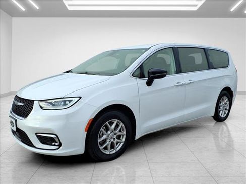 Used 2024 Chrysler Pacifica Touring-L FWD image 6