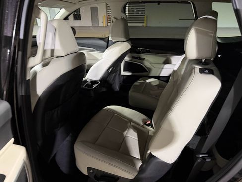 Used 2022 Kia Telluride EX w/ EX Premium Package image 3