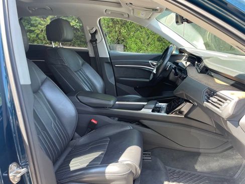 Used 2019 Audi e-tron Prestige w/ Prestige Package AWD/4WD image 26
