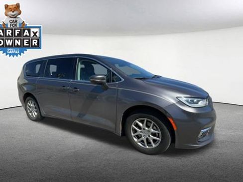 Used 2023 Chrysler Pacifica Touring-L FWD image 2