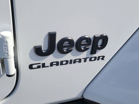 Certified 2022 Jeep Gladiator Sport AWD/4WD image 7